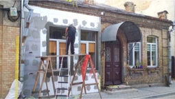 Утеплили: у Луцьку мешканці будинку самовільно зіпсували пам'ятку культурної спадщини (відео)