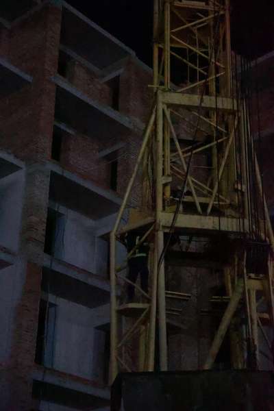 Біди вдалось уникнути: чоловік спустився з будівельного крану на Відродження(фото)