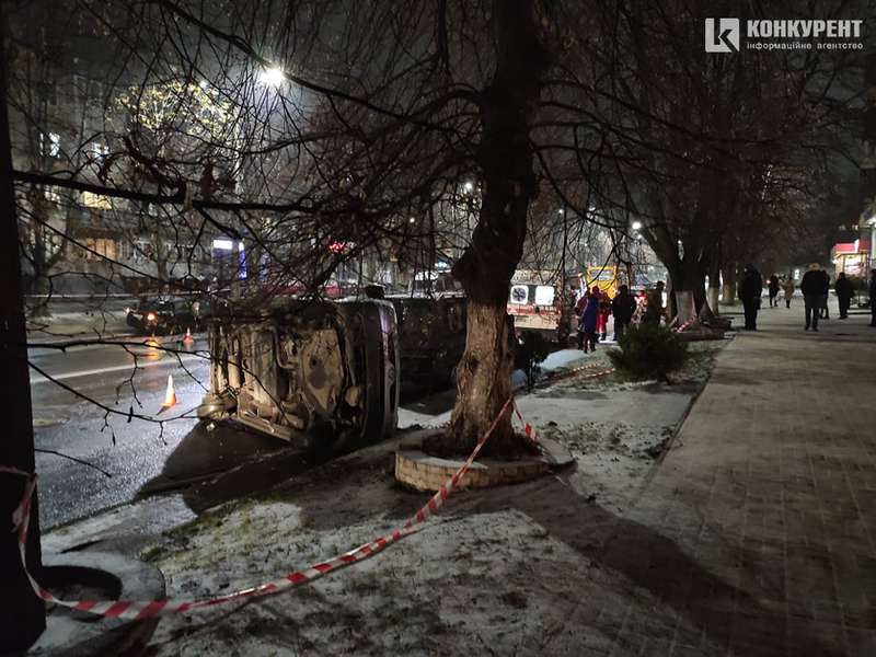 Масштабна аварія в Луцьку: перекинувся бус, є постраждалі (відео)