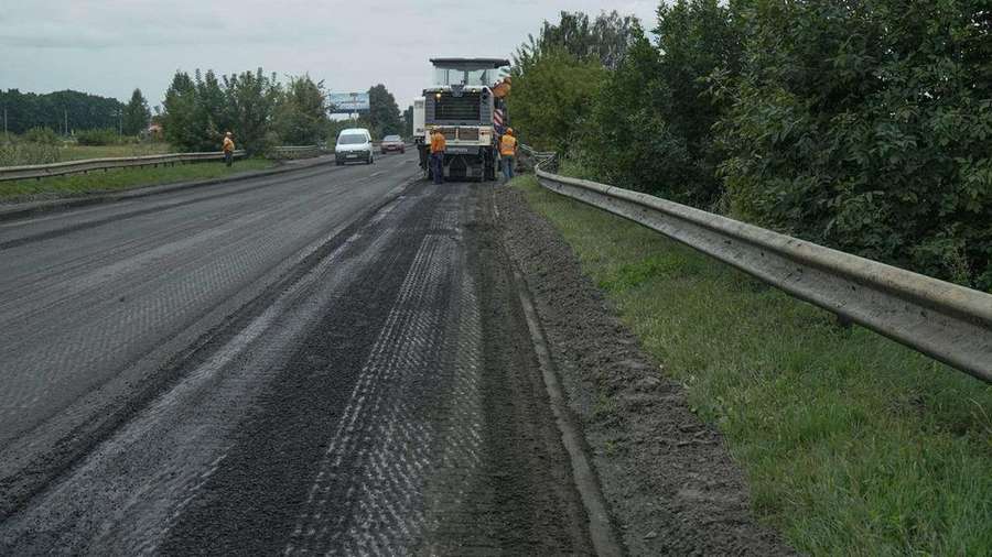 Почали ремонт автотраси біля Луцька: рух транспорту обмежений (фото)