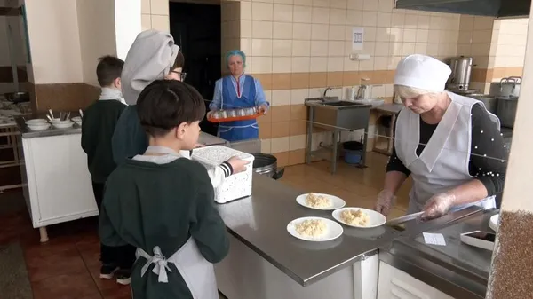 Все устаткування – на електриці: як під час відключень світла готують сніданки та обіди у школах Луцька