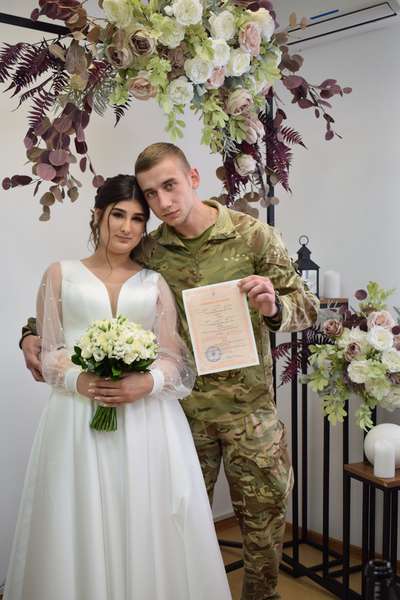У луцькому ЦНАПі одружився військовослужбовець ЗСУ