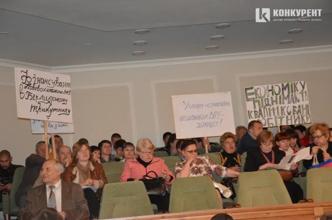 Нововолинській владі дали тиждень на виплату боргів освітянам