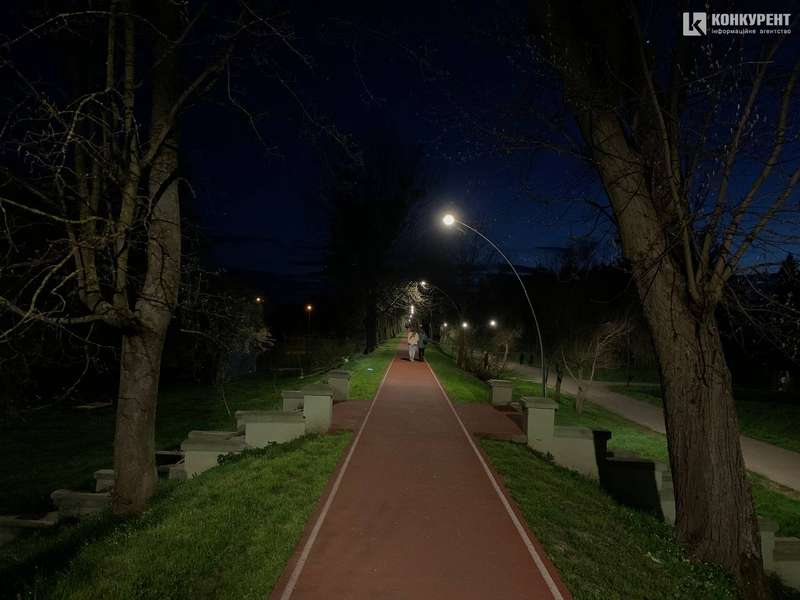 Теплий вечір у Луцьку: як навесні зустрічає відвідувачів центральний парк (фото)