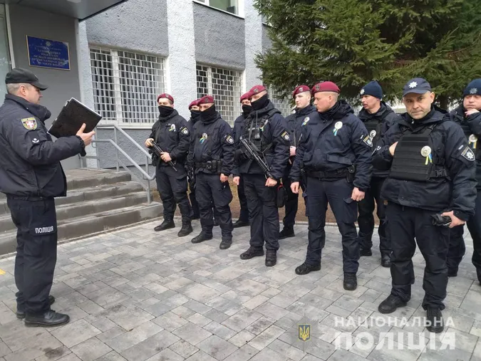 Вулиці Луцька патрулюють бійці спецпідрозділів (фото)