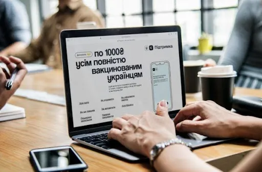 Українцям почали виплачувати «ковідну тисячу» раніше оголошеного строку