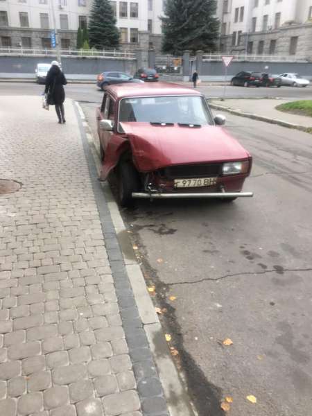 У Луцьку водій на «жигулях» розбив припаркований «фольксваген» (фото)