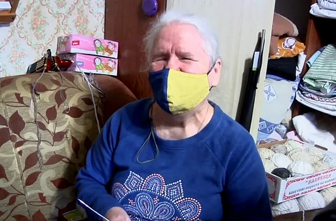Добре добро: луцькі прикордонники отримали милі в'язані рукавички від незрячої волонтерки (фото)