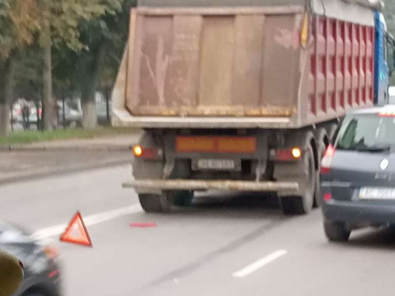 У Луцьку на Львівській вантажівка в'їхала в учбове авто (фото)