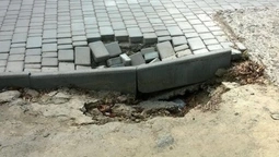 Нещодавно облаштований тротуар у Луцьку "розсипався" (фотофакт)