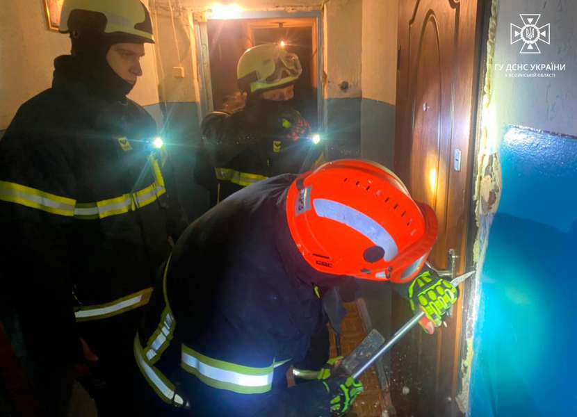 Літня жінка не виходила на зв'язок: у Луцьку рятувальники вирізали двері
