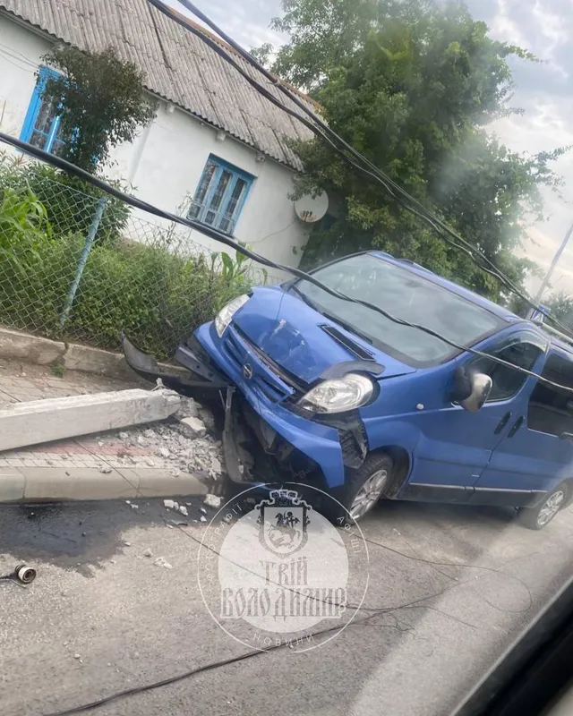 П'яна водійка знесла електроопору у Володимирі (фото)