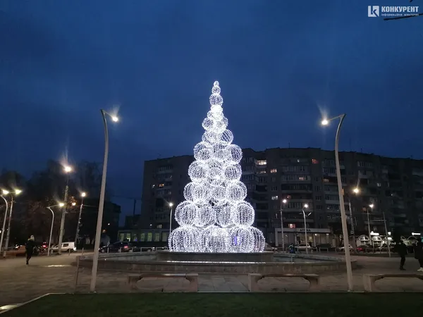 Біля «Променя» горить 14-метрова ялинка з куль (фото)