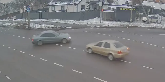У Луцьку на перехресті зіткнулися Mercedes та Geely (відео)