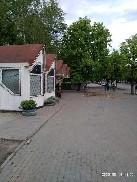 У Луцьку поскаржилися на пішохідну доріжку без бруківки (фото)