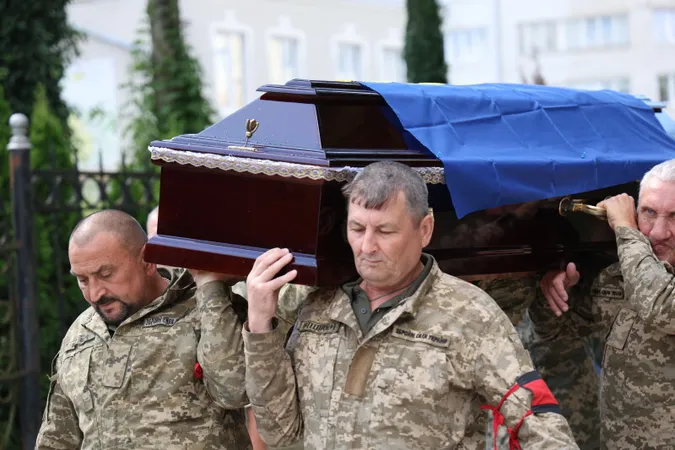 Луцьк навколішки попрощався з воїном Анатолієм Гончаревичем