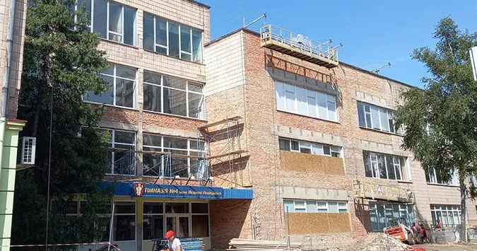 У центрі Луцька обдирають фасад гімназії (фото, відео)