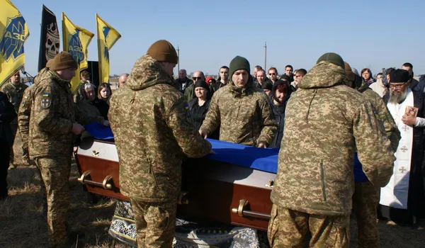 Врятована на фронті кішка Монка сиділа на труні: на Волині попрощалися з 23-річним азовцем «Фоксом» (фото)