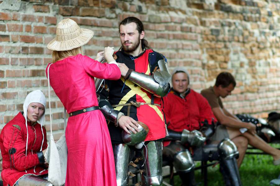 Дзвін мечів та блискіт обладунків: у Луцькому замку змагалися лицарі (фото)