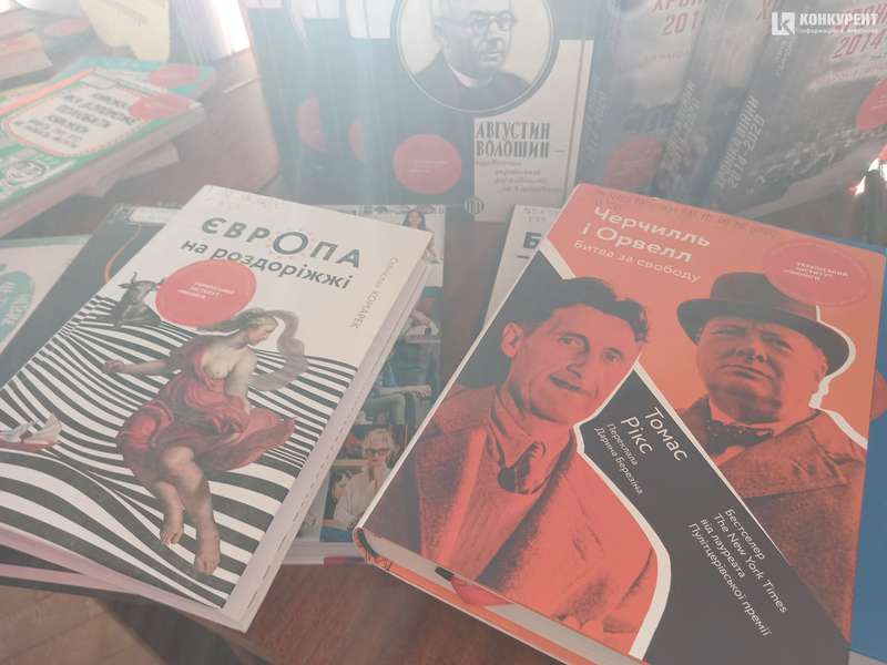 У обласну юнацьку бібліотеку у Луцьку завезли нові книжки: що тут є (фото)