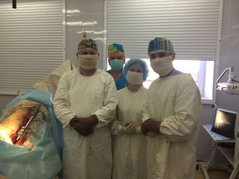 Унікальна операція у Любомлі: рятували онкохвору жінку з переломом стегна (фото 18+)