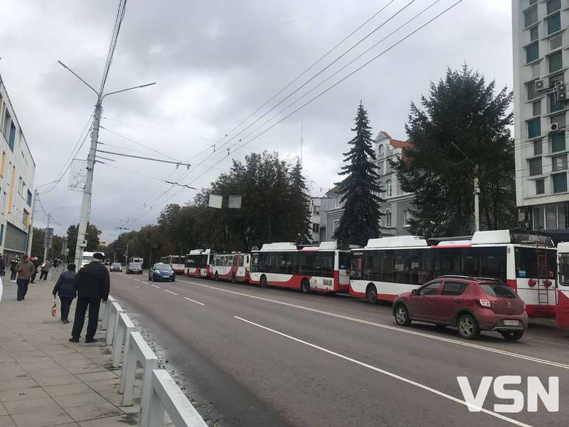 Рух ускладнений: у Луцьку зупинилися тролейбуси (фото)