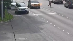 Водійка «вилетіла» з авто: показали момент загоряння Chery у Луцьку на Ковельській (відео)