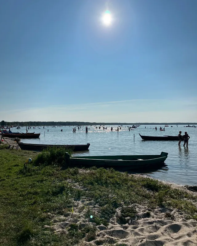 Спека, прохолодна водичка і качечки: як минають останні літні дні на Світязі (фото)