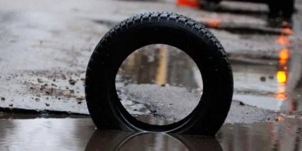 Наставили барикади: лучани перекрили двір на Вересневому (відео)