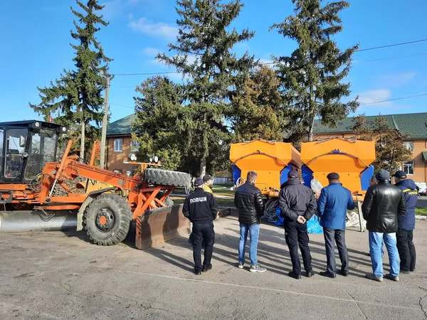 Зима на носі: на засніжені дороги Волині виїдуть майже 300 одиниць техніки (фото)