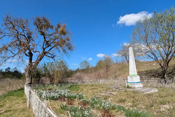 В нежилій Любанівці пам'ятник односельчанам, які загинули в часи Другої світової війни.