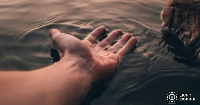 Пішов купатись та не повернувся: на озері Пісочне втопився чоловік
