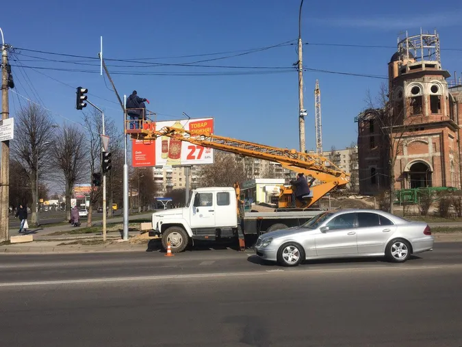 Біля «ПортCity» ремонтують два світлофори (фото)
