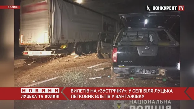 Під Луцьком – ДТП з постраждалими: легковик врізався у фуру (фото)