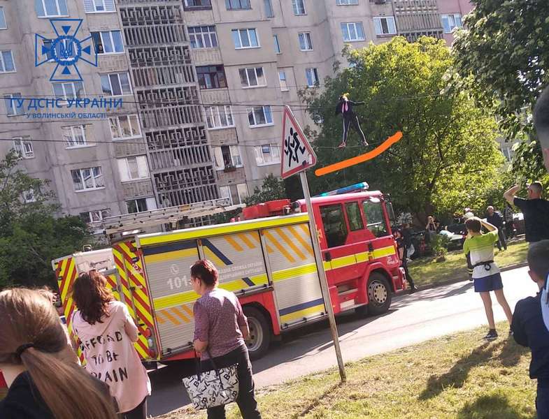 У Луцьку жінка вилізла на дроти електромережі, її знімали рятувальники (фото, відео, оновлено)