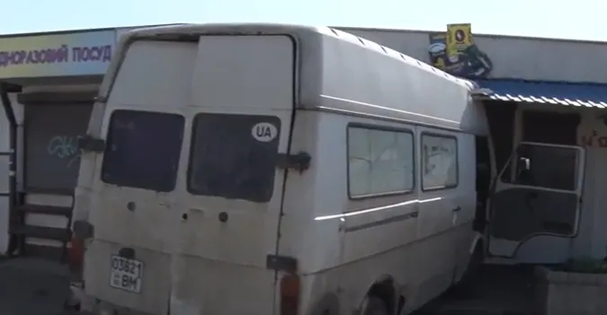 Мікроавтобус в'їхав у контейнер на Варшавському ринку (відео)