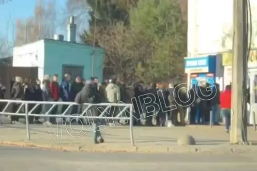 Займали чергу з 5 ранку: луцький секонд «штурмують» у день завозу (відео)