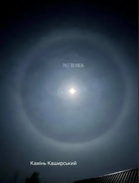 В небі над Волинню помітили дивовижне місячне гало (фото)