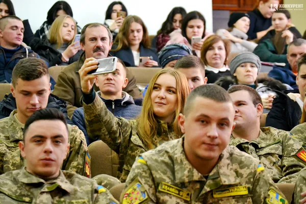 У Луцькому НТУ вручили погони молодшим лейтенантам (фото)
