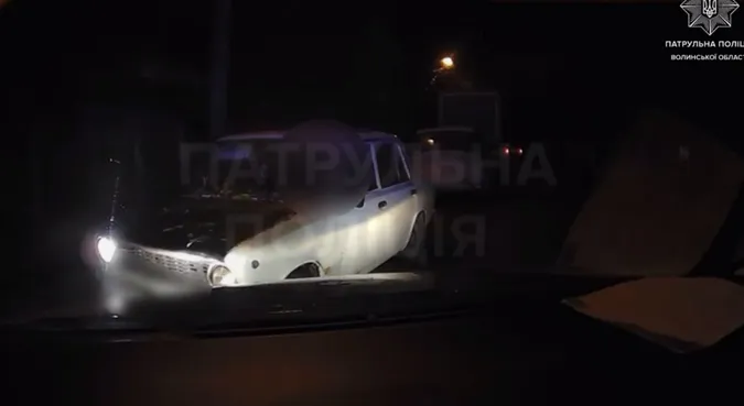 Доїздився: у Луцьку хлопчина з переляку поїхав тротуаром (відео)