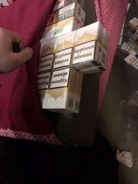 Через «Ягодин» в матрацах мікробуса хотіли вивезти 700 пачок цигарок