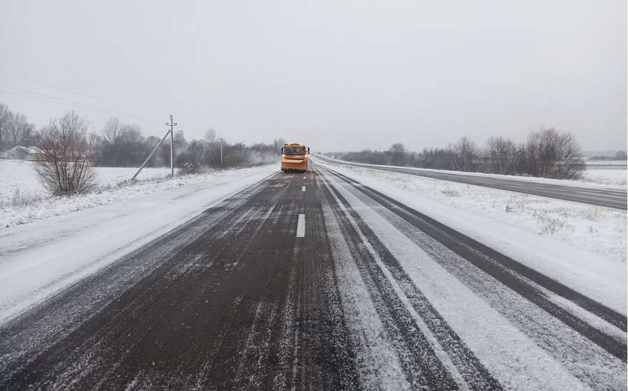 На дороги Волині випустили снігоприбиральну техніку (фото)
