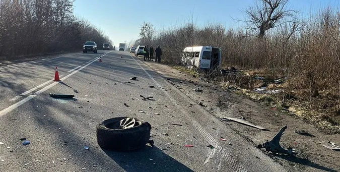 У жахливій ДТП на Рівненщині травмувалися 9 людей, двоє – у реанімації (фото)