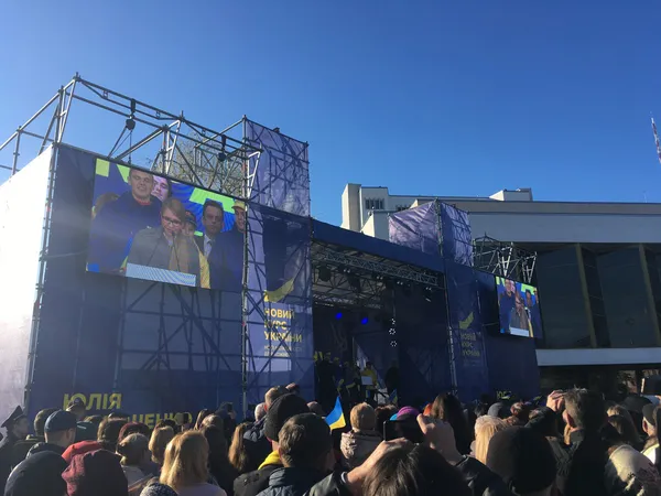 30 автобусів і Пономарьов: Тимошенко привезла до Луцька своїх людей (фото)
