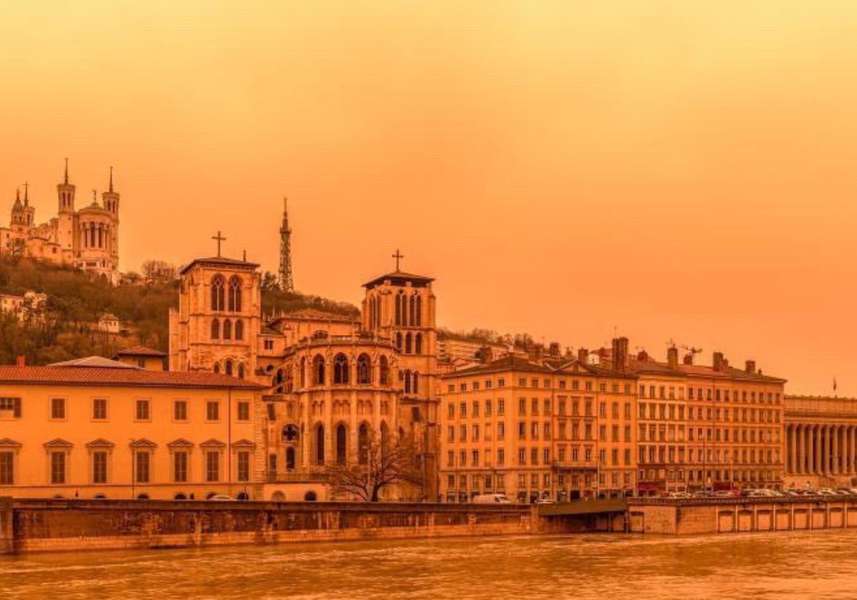 У Франції вітер із Сахари зафарбував небо у помаранчевий колір (фото)