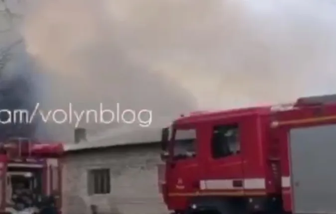 Недалеко від Луцька горів склад будматеріалів (відео)