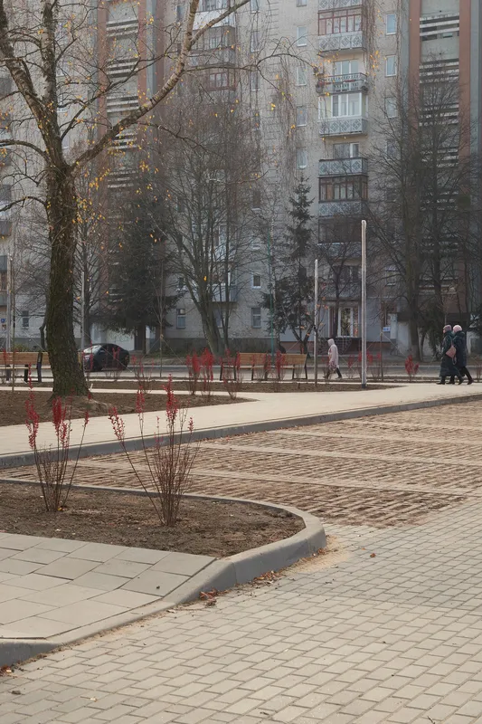 Ще тиждень: у Луцьку завершують облаштування площі перед РАЦСом (фото, відео)
