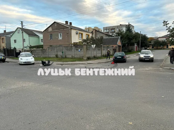 Аж бампер відлетів: у Луцьку не розминулись два легковики (фото)