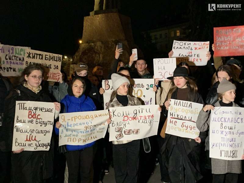 «Діти донатять, а влада кладе...»: у Луцьку знову акція проти витрат мерії (фото)