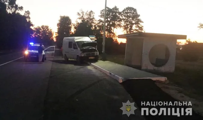 На Волині авто в’їхало в зупинку – постраждав 15-річний хлопець (фото)